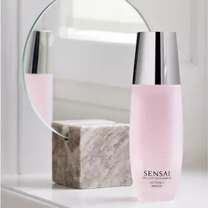 Cellular Performance Lotion 2 Moist bottiglia sul tavolo bianco in un ambiente di stile di vita